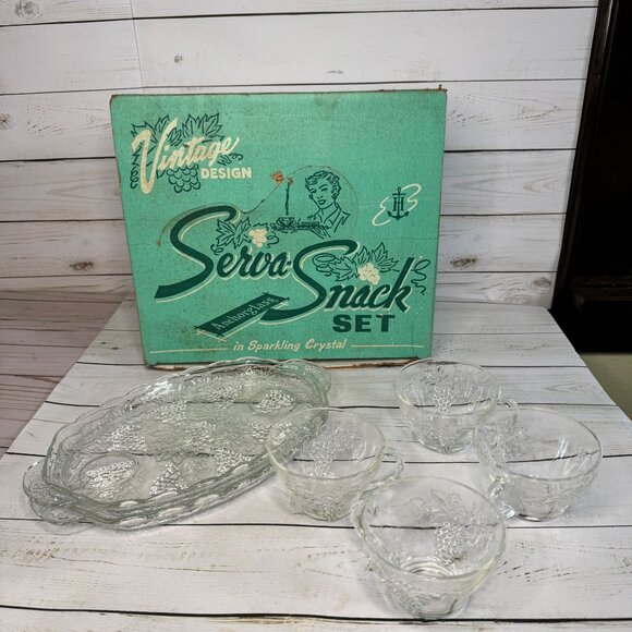 Anchor Hocking Other - Vintage Anchor Hocking Serva Snack Set 6 Piece Set Grapes 2 Plates 4 cups 600/76